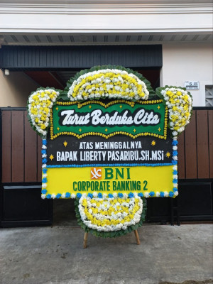 Papan Bunga Duka di Taman Indah