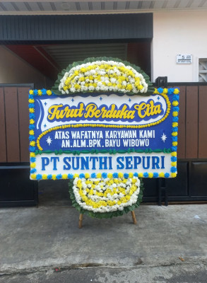 Papan Bunga Duka di Taman Indah