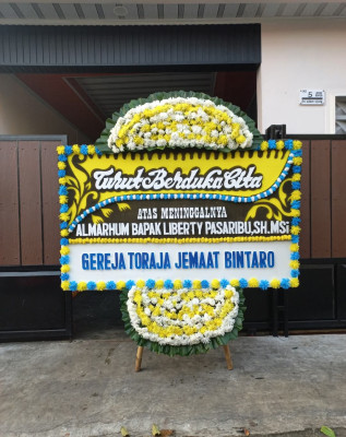 Papan Bunga Duka di Taman Indah