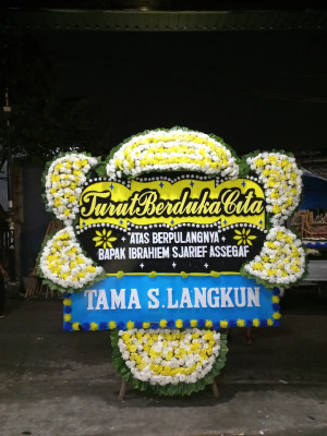Papan Bunga Duka di Taman Indah