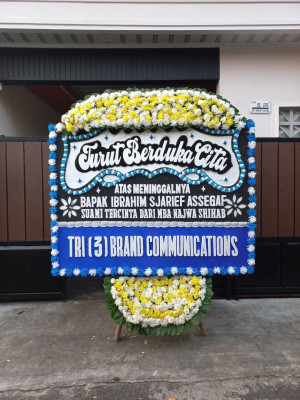 Papan Bunga Duka di Taman Indah